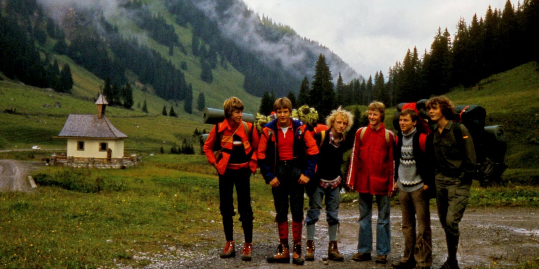 Seminaristinnen und Seminaristen während einer Wanderung im Jahr 1986