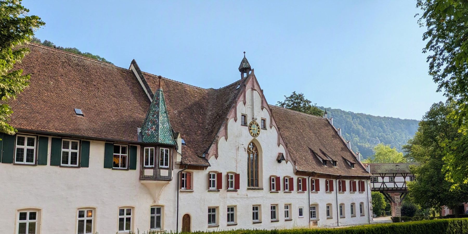 Frontansicht des ehemaligen Klosters Blaubeuren.