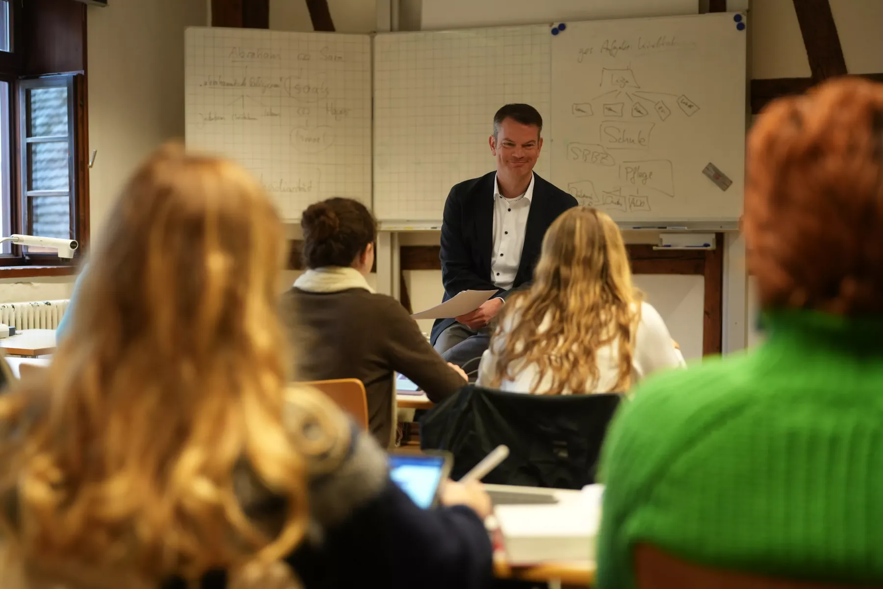 Lehrer unterrichtet eine kleine Lerngruppe im Evangelischen Seminar Blaubeuren.