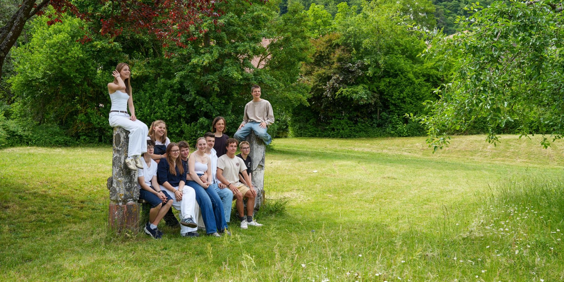 Seminaristinnen und Seminaristen verbringen ihre Freizeit gemeinsam auf der Neubau-Wiese.
