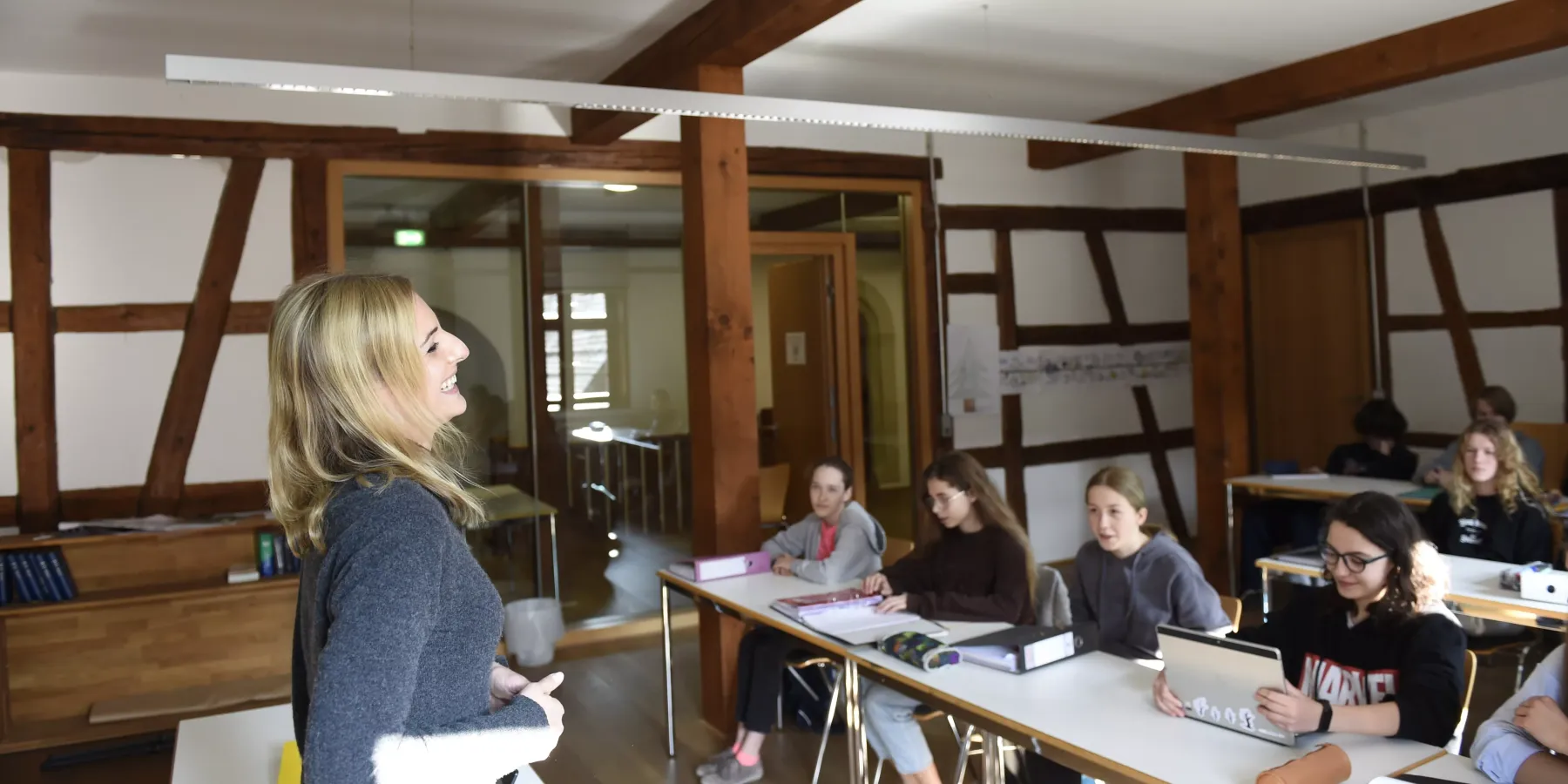 Lehrerin mit einer Schulklasse im Evangelischen Seminar Blaubeuren.