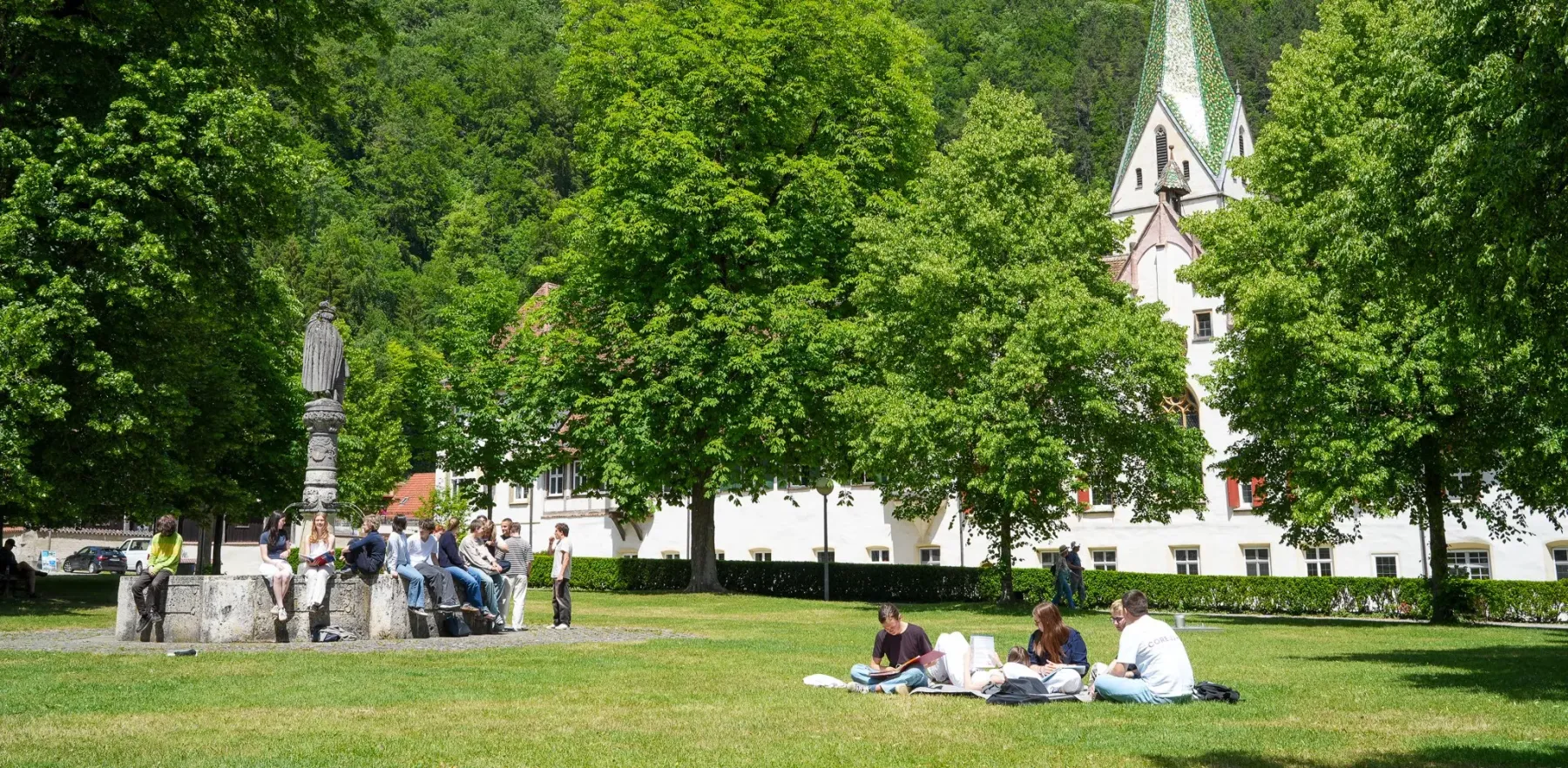 Schülerinnen und Schüler im Klosterhof des Evangelischen Seminars Blaubeuren.