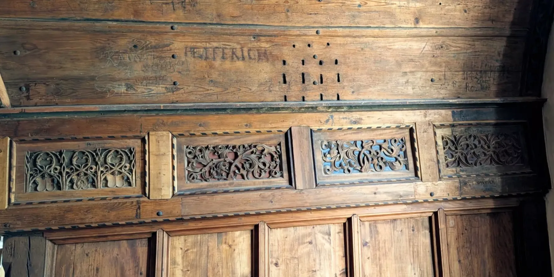 Gotisches Maßwerkfenster im ehemaligen Kloster des Evangelischen Seminars Blaubeuren.